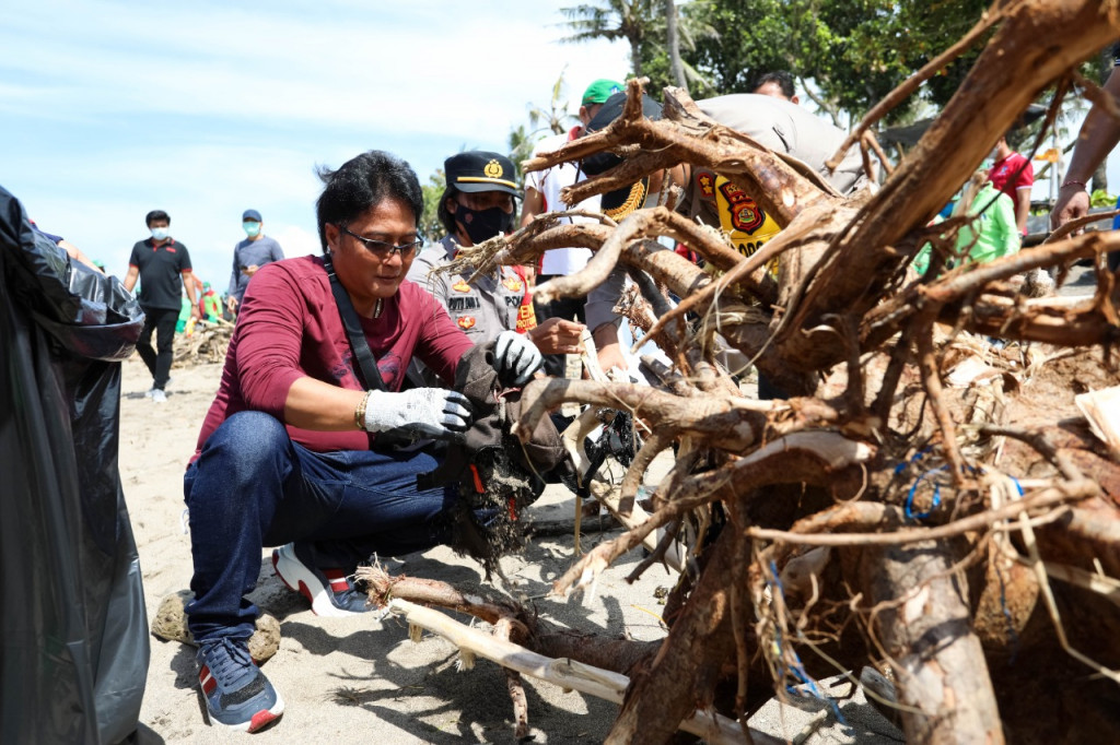 Tinjau Langsung Penangan Sampah Kiriman Di Pantai Berawa, Bupati Giri Prasta Apresiasi Sinergitas Komponen Yang Terlibat